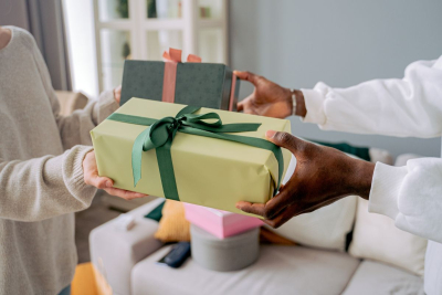 Bukan Sekedar Hadiah, Berikan Kado Yang Punya Nilai Cerita